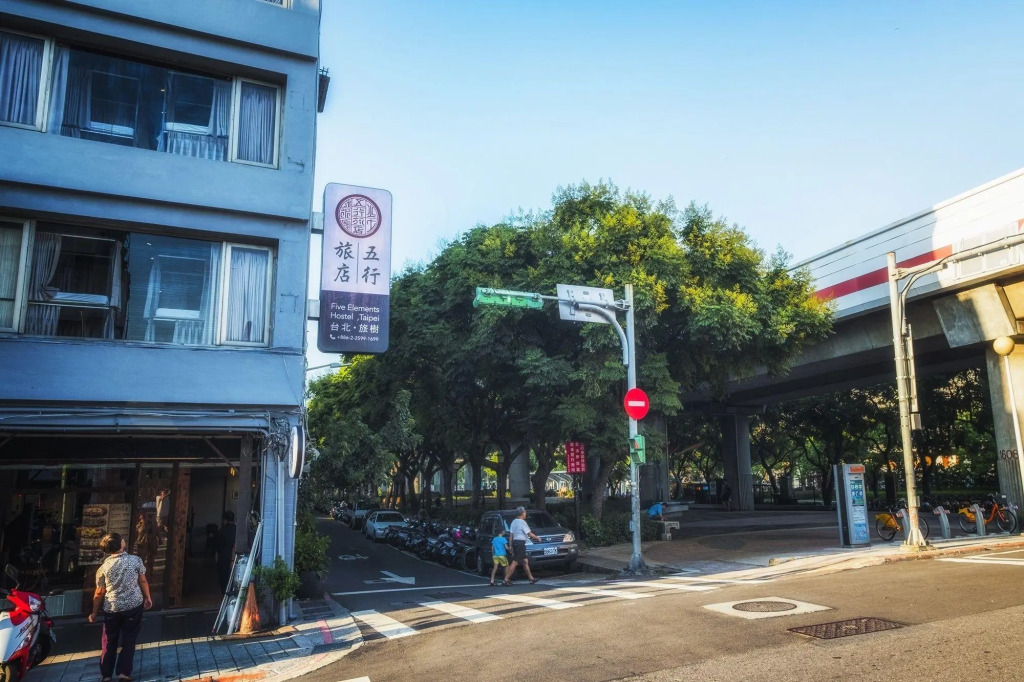 Corner Hostel & Cafe