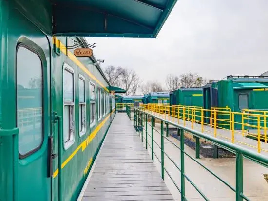 Green Train Leisurely Time