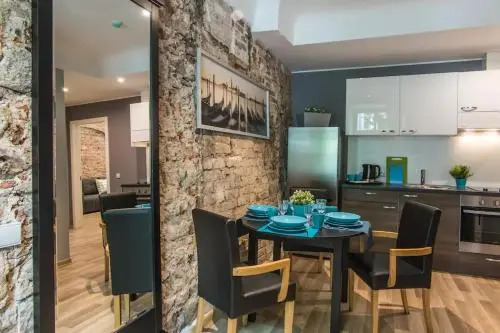 Colonel Suites & Apartments
