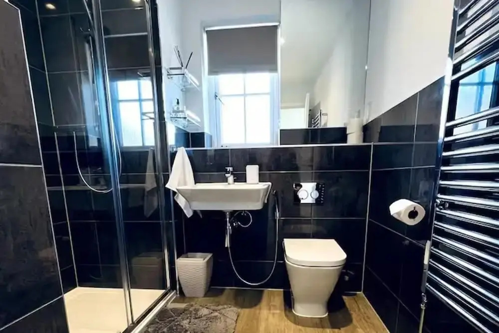 Horley Hideaway - 4 Bedroom House- Sleeps 7