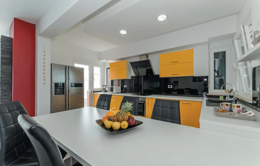 Stunning Home in Vrsi Mulo With Wifi and 4 Bedrooms