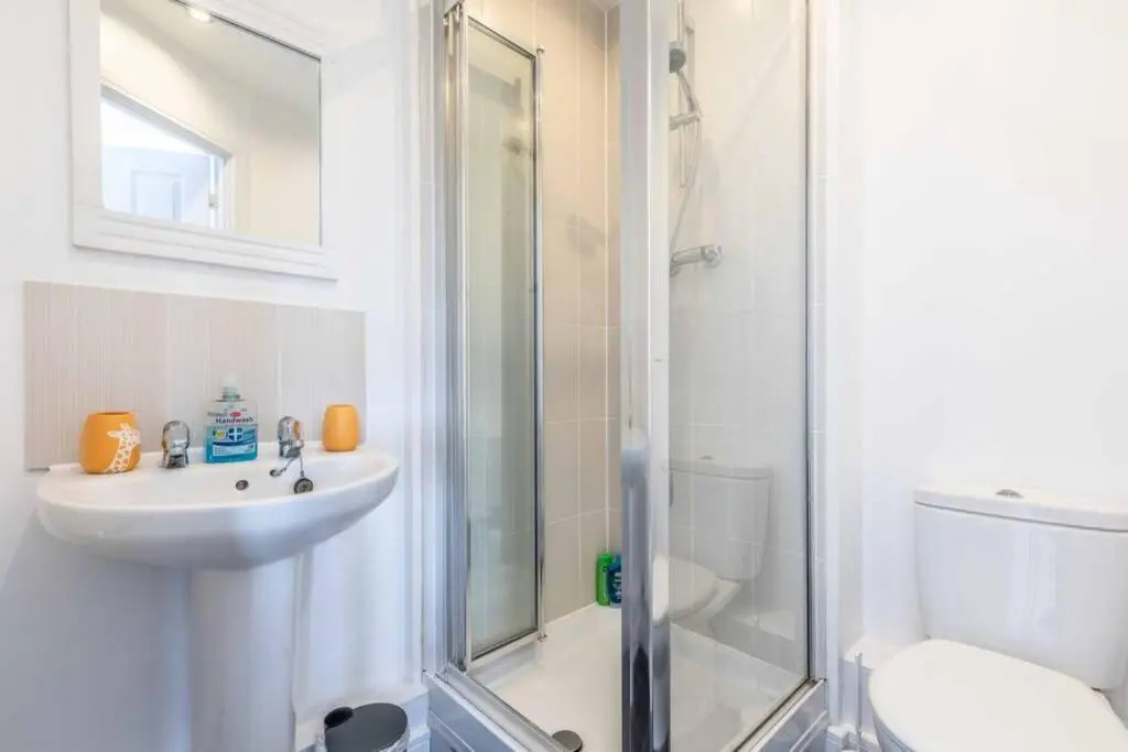 2 Bed/2 Bath & Free Parking - Langley/Heathrow