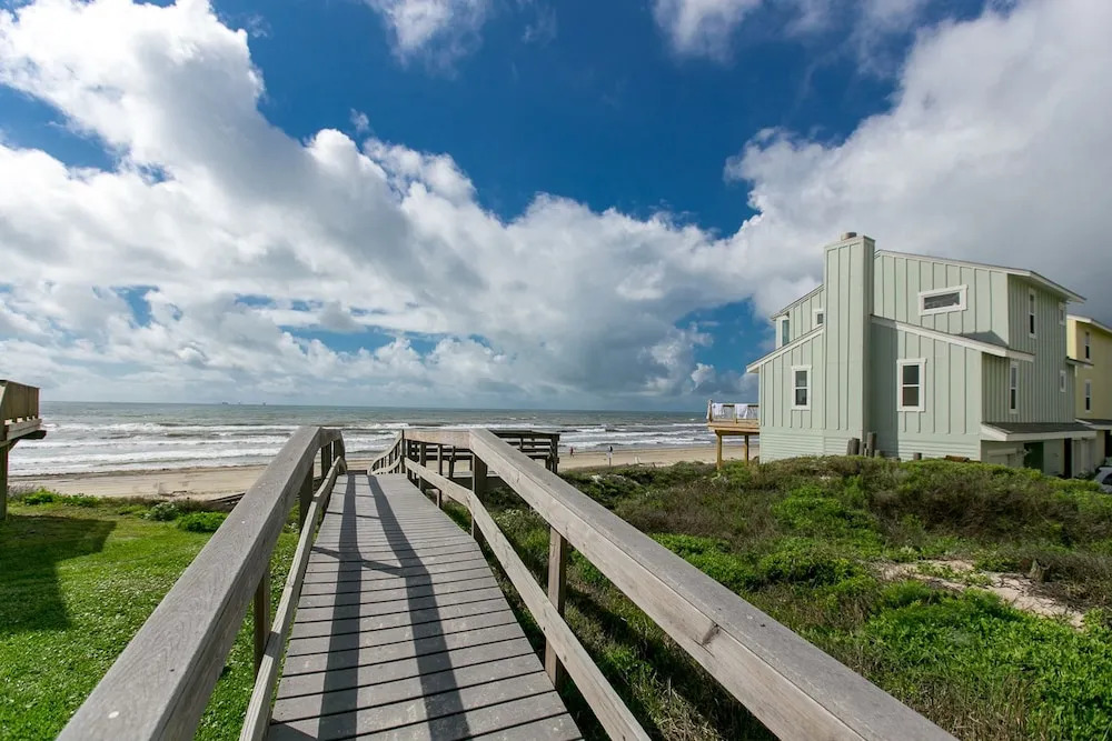 3BR/3BA Pool and Boardwalk to the Beach by RedAwning
