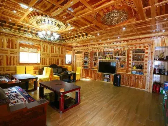 Cailin Holiday Manor
