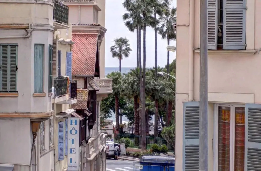 CANNES plage 2mn/45m2/vue mer/inernet/clim/parking privé