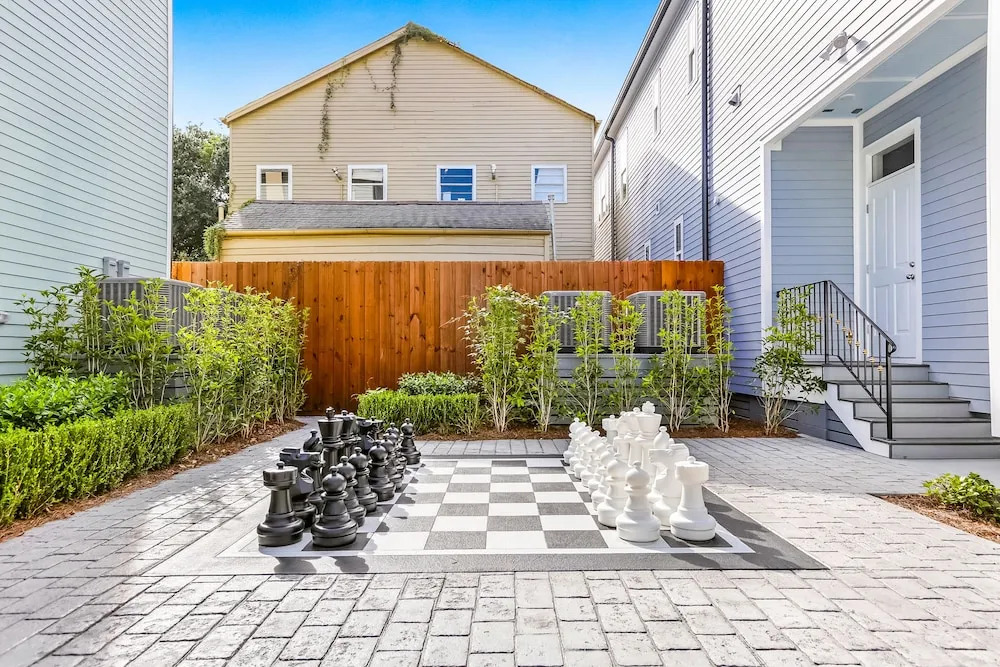 Modern 4 BR Condo with Balcony & Pool - Near FQ