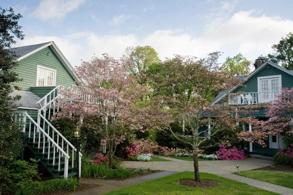 1906 Pine Crest Inn