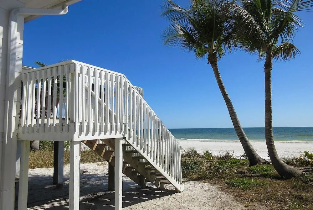 Mid-island Beach House 2 Bedrooms 2 Bathrooms Home
