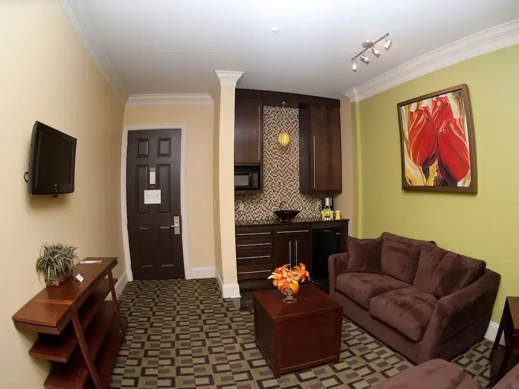Carriage House Hotel