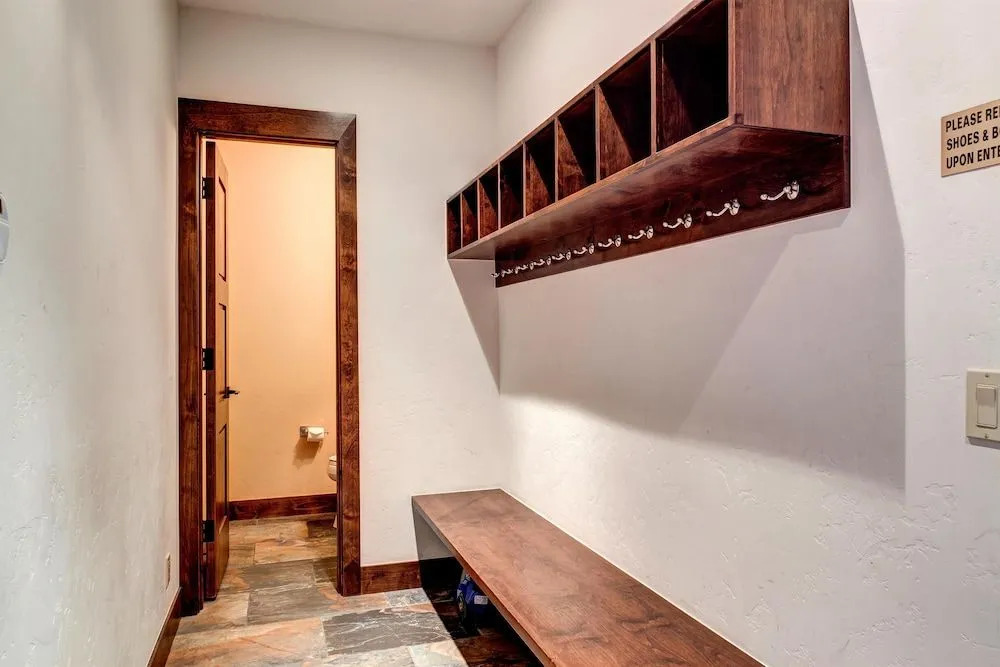 Stunning Home Main st. Walk Everywhere! Sleeps 12!