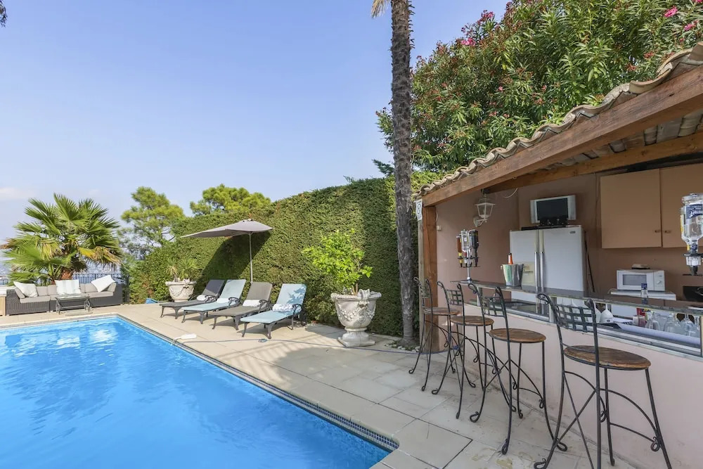 Cannes Mandelieu Lovely 6-Bed Villa