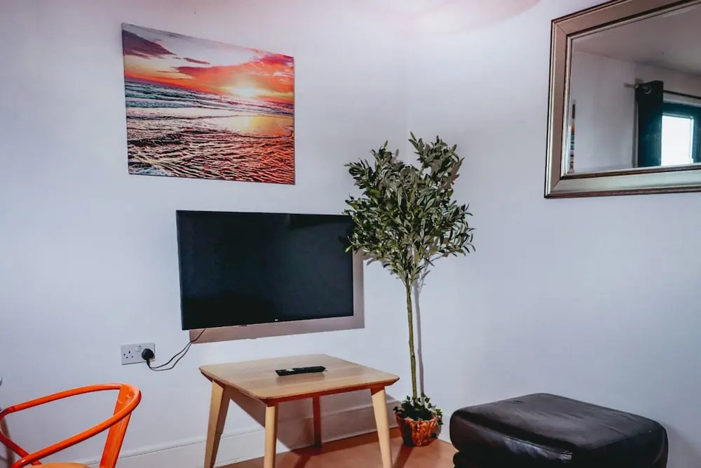 Elizabeth Line Retreat Modern 2BR Flat in Hayes
