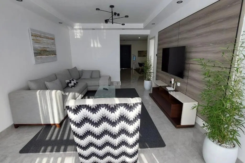 Lovely 2 br serviced apartment with pool