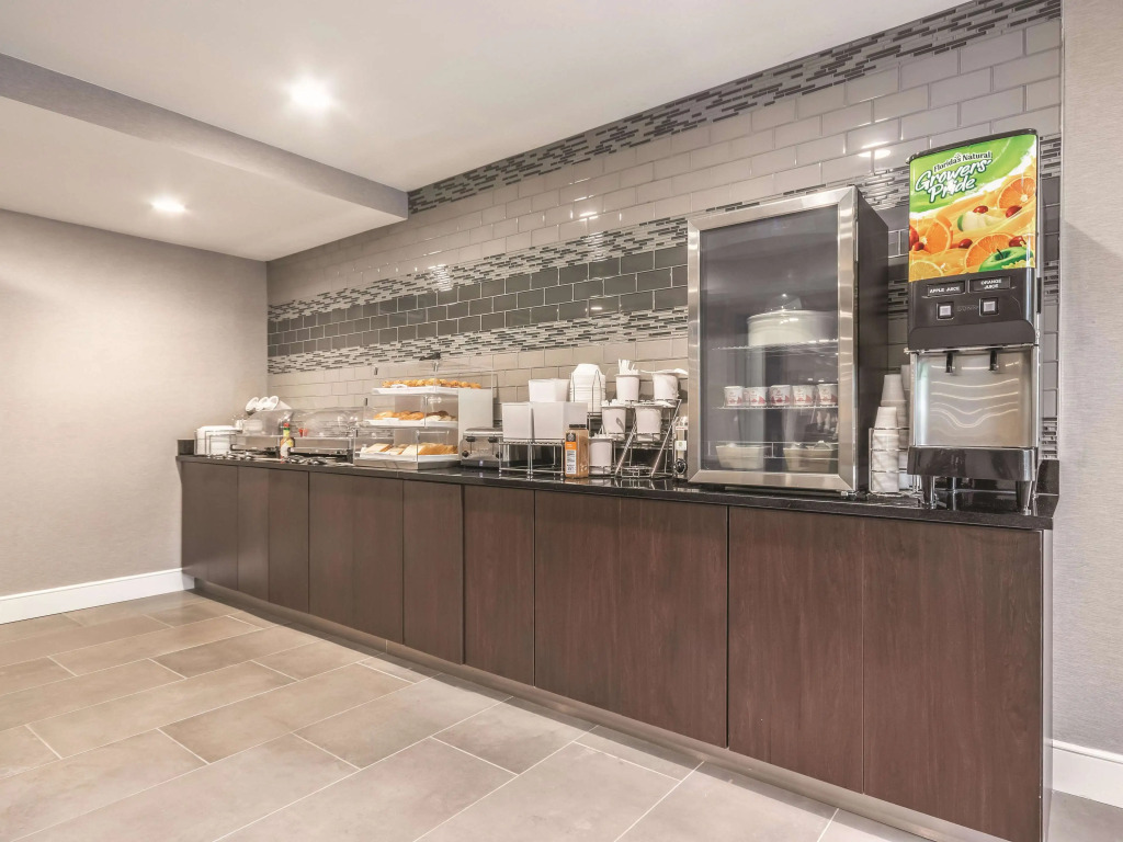La Quinta by Wyndham Hartford Bradley Airport