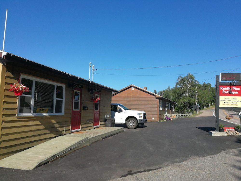 Knotty Pine Cottages, Suites & Motel Rooms