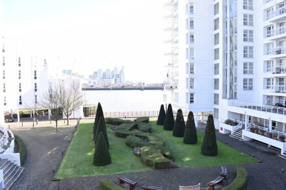 Stunning 2 Bedroom Riverside Flat in Canary Wharf