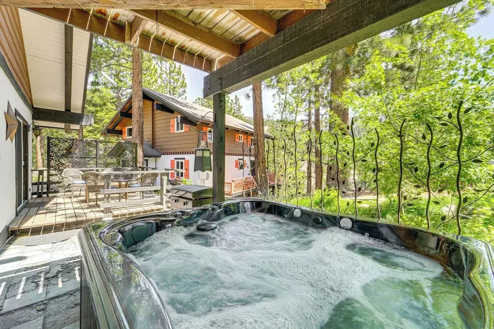 Walk to Diamond Peak: Luxe Chalet w/ Mtn-view Deck
