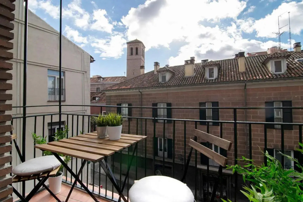 Sunny Apartment at the foot of Royal Palace by Batuecas