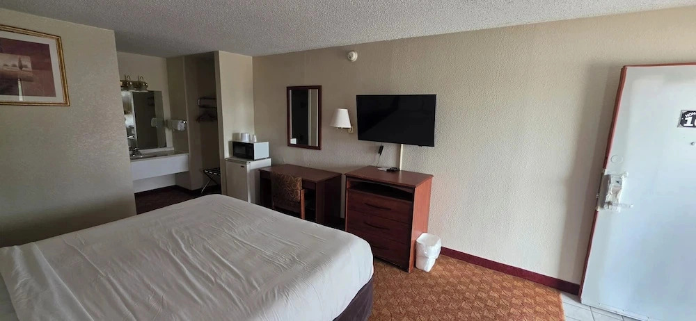 Deluxe Inn Shamrock
