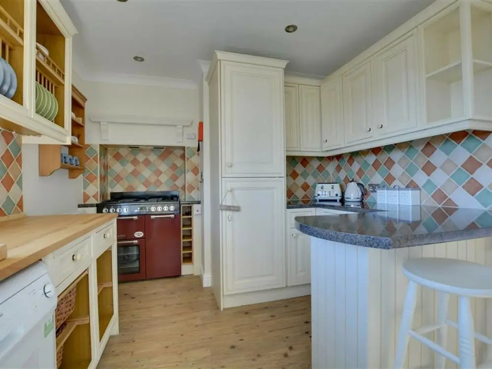 Comfortable and Luxurious Family Home With Beautiful Sunny Garden, Close to the Beach