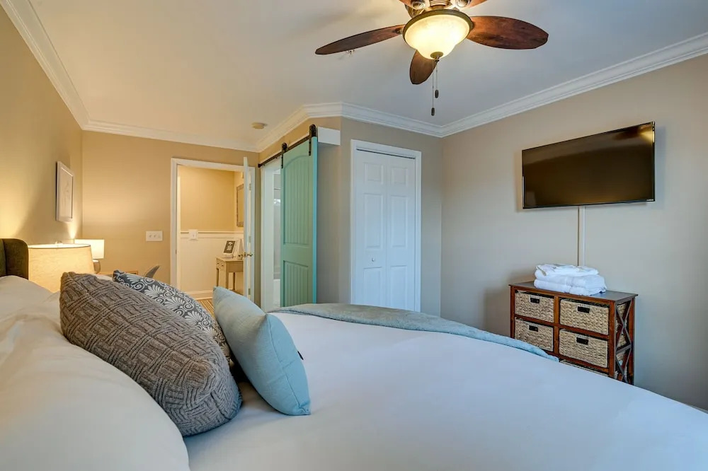 Highend Pawleys Island Condo w/ Porch & Pools!