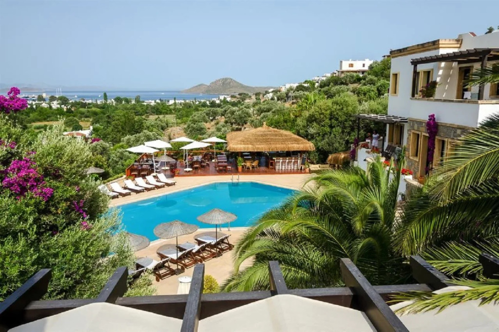 4reasons hotel + bistro | 12+