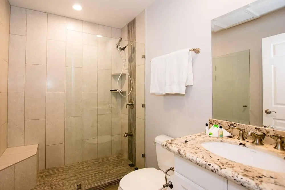 Chic Minimalist Condo with Swimming Pool, Hot Tub, and Beach Club Access