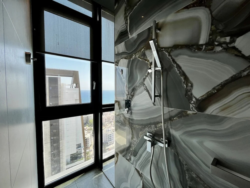 128 LIM - 2002 Stay Only Tower Suite