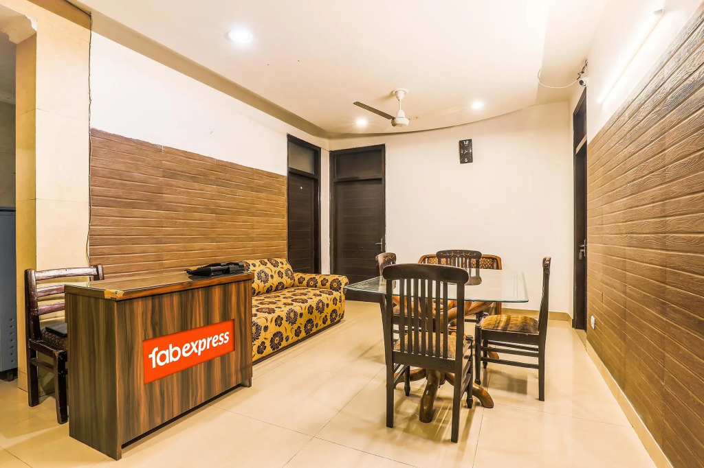 Via Hemkunt Mansion - Nr Noida Sector-15 Metro