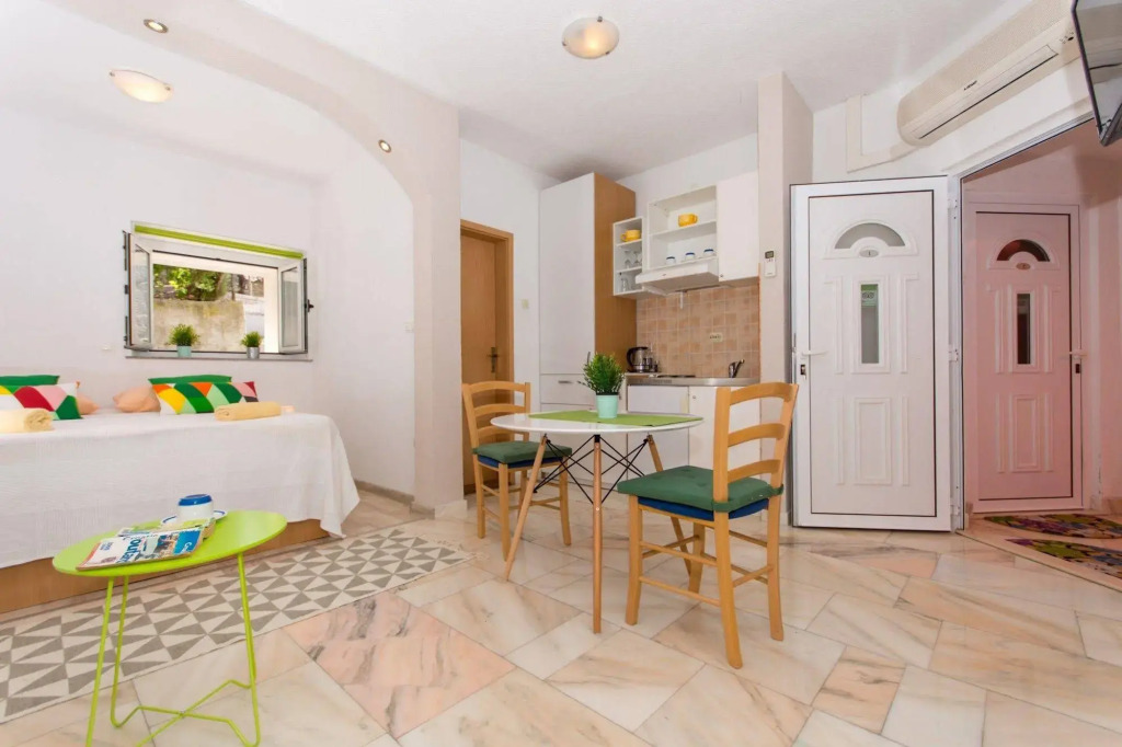 Apartments and Rooms Marino