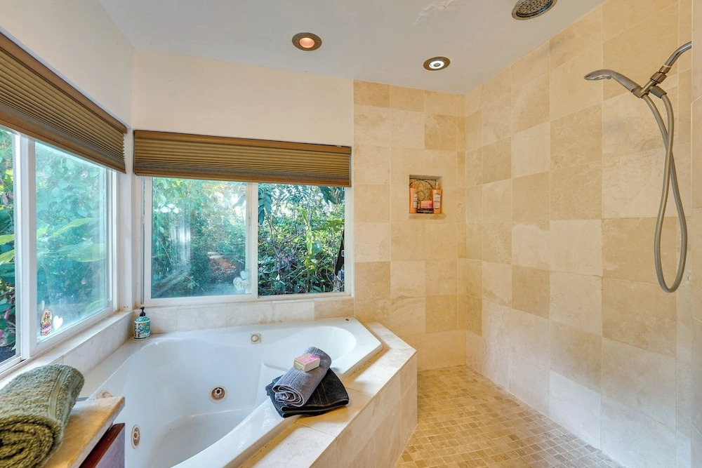 Lush Outdoor Space & Epic Views! Kailua-kona Home