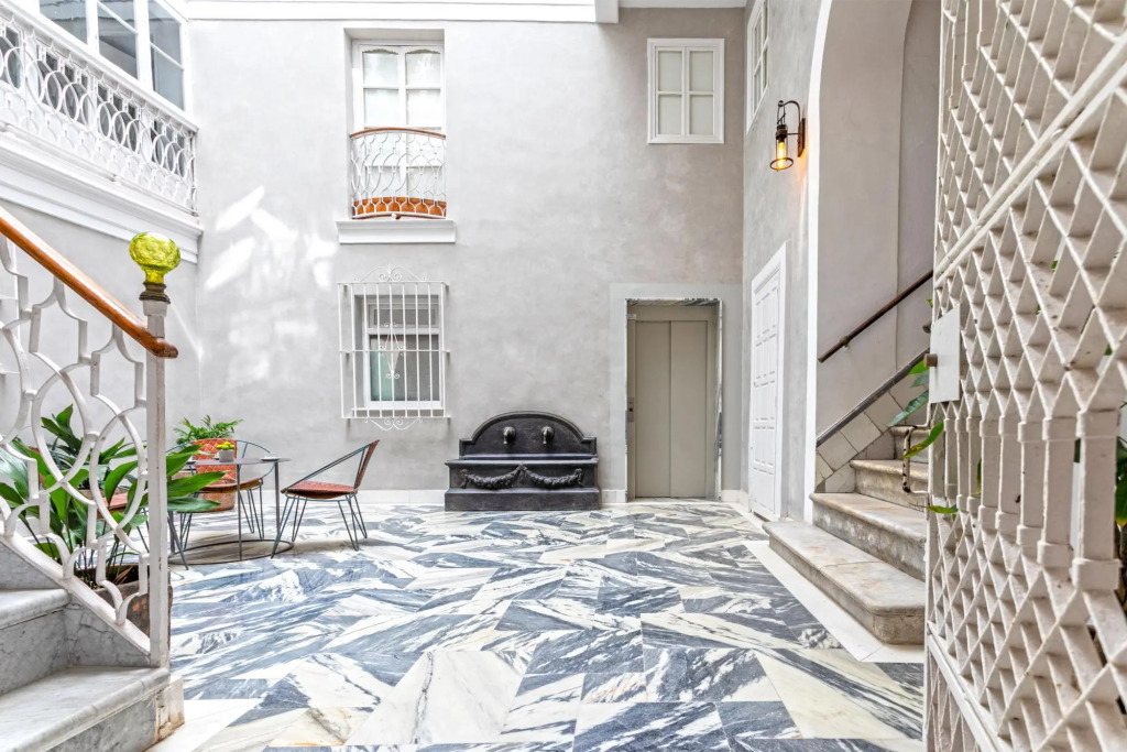 Bright & chic apartment in the heart of Cadiz. Plaza de España V