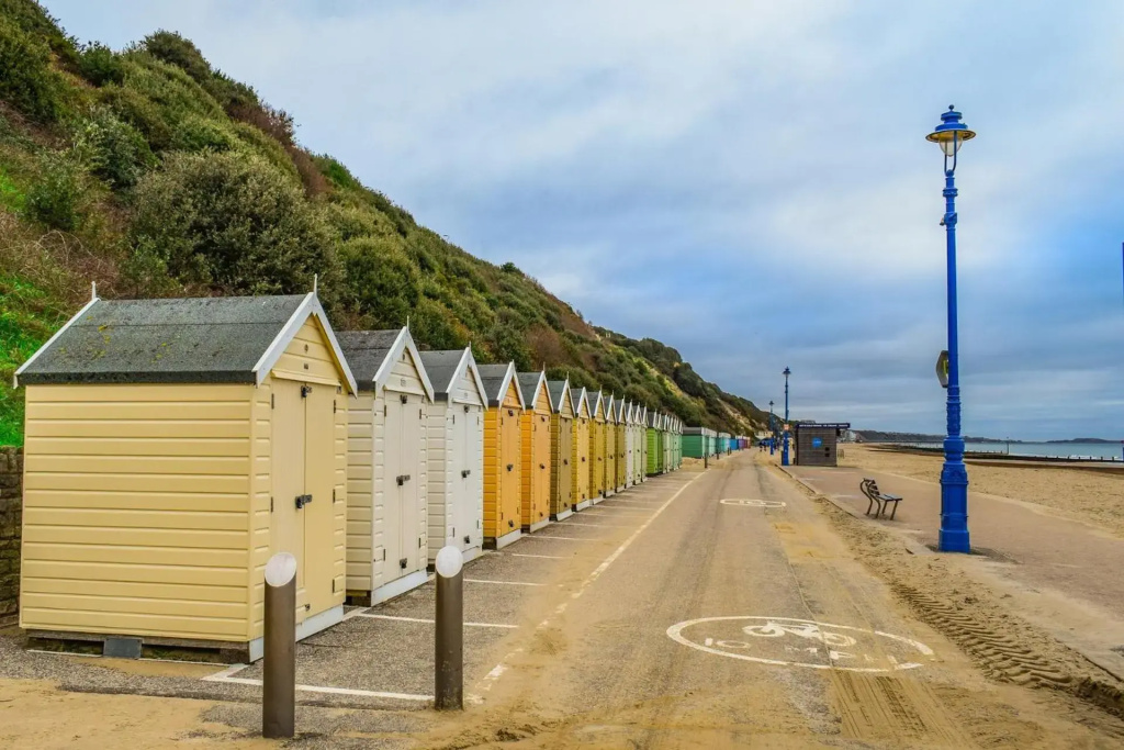 Modern & Stylish 2 Bedroom Apartment! - Ground Floor - FREE Parking for 2 Cars - Netflix - Disney Plus - Sky Sports - 1 Gigabit Internet Service - Newly decorated - Sleeps up to 4! - Close to Bournemouth Train Station