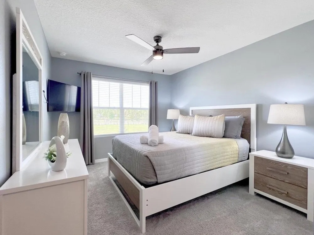 Beautiful 5 Bedroom Town Home with Splash Pool 5 Home by RedAwning