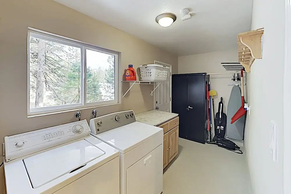 New Listing! Year-round W/ Game Room 3 Bedroom Home