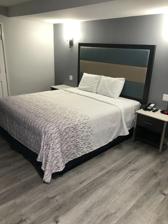 Travelodge Inn & Suites by Wyndham West Covina