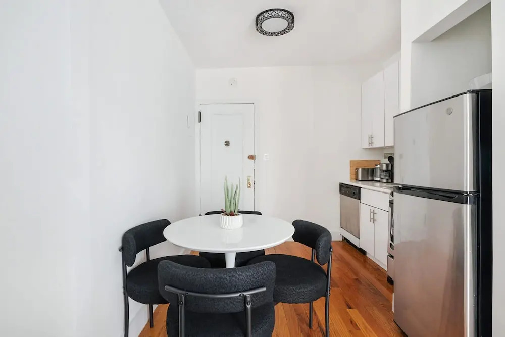 444-4e Contemporary 2BR in Hell s Kitchen
