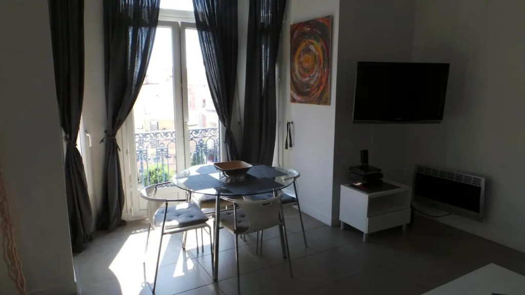 2 Pieces, Centre Ville, 50 Metres Plages Et Mer.