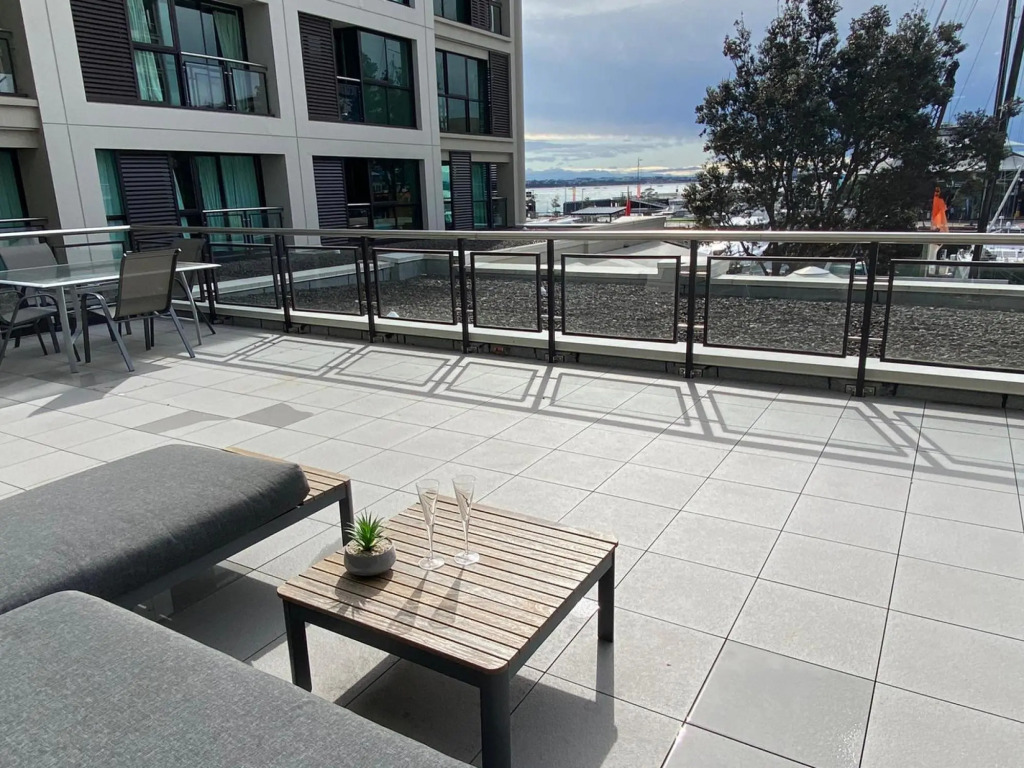 Spacious 2br Ocean Front View - Free Parking