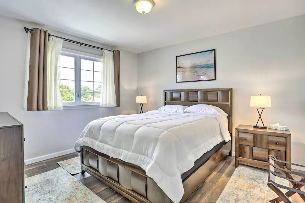 Ideally Located Glen Cove Apartment!