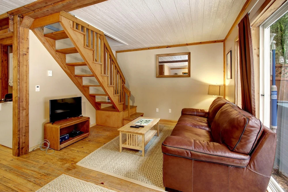 Cedar Sky Cabin - Three Bedroom Cabin with Hot Tub