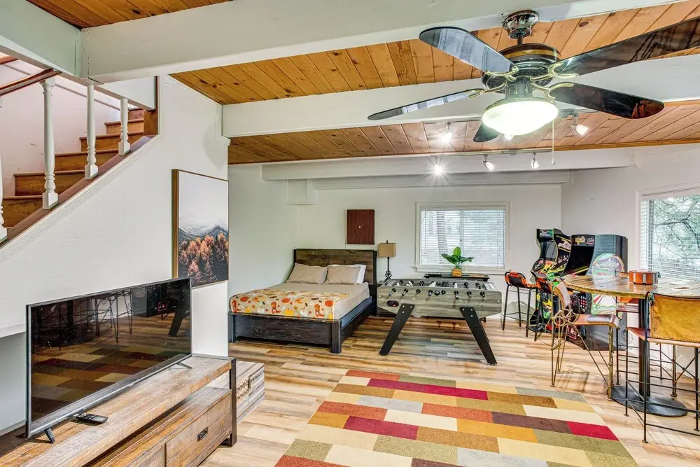 1 Mi to Lake Arrowhead Village! Cabin w/ Game Room