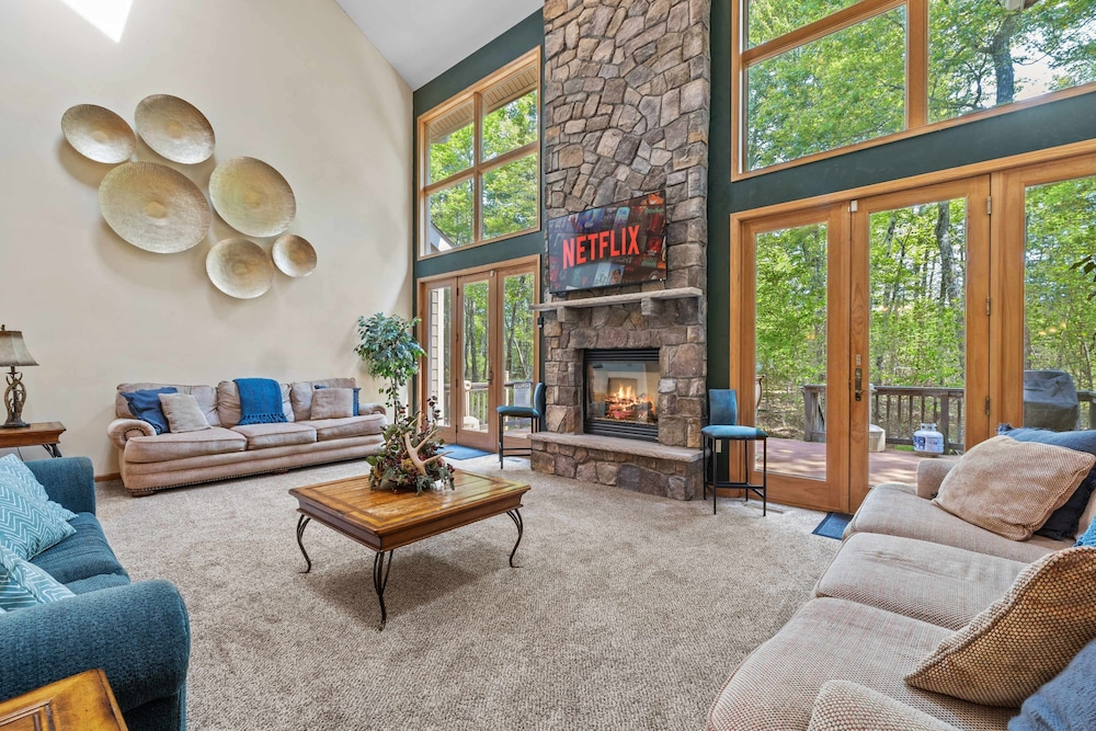 Mins2 Jfbb Split Rock With Hot Tub and Game Room