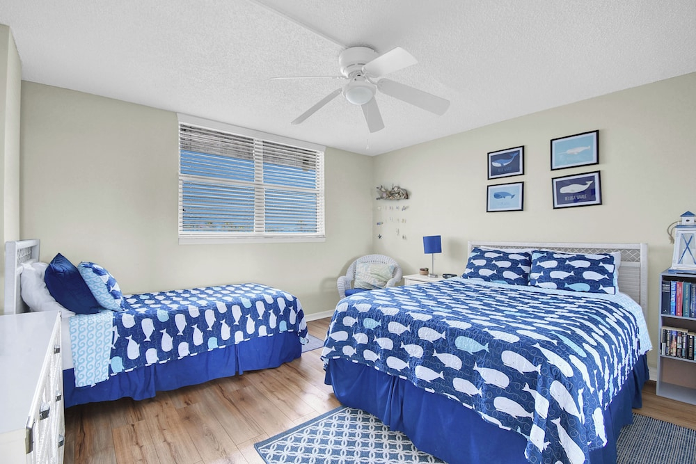 Newly Decorated Ground-floor Suite Steps From Beach and Pool W/views, Wifi