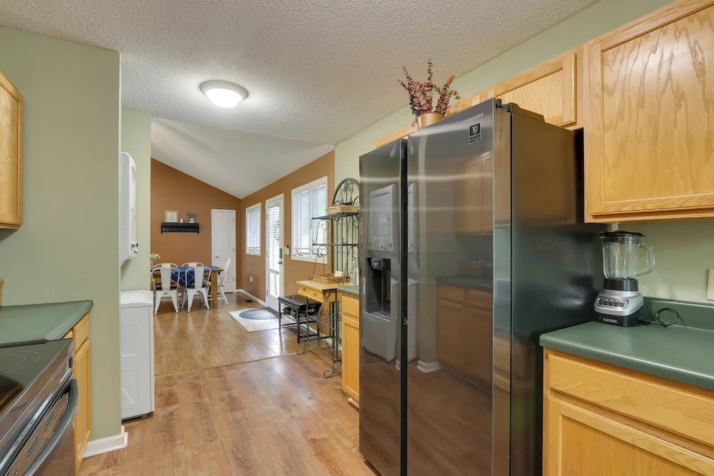 Spacious Mcgaheysville Home: Hot Tub & Pool Table!