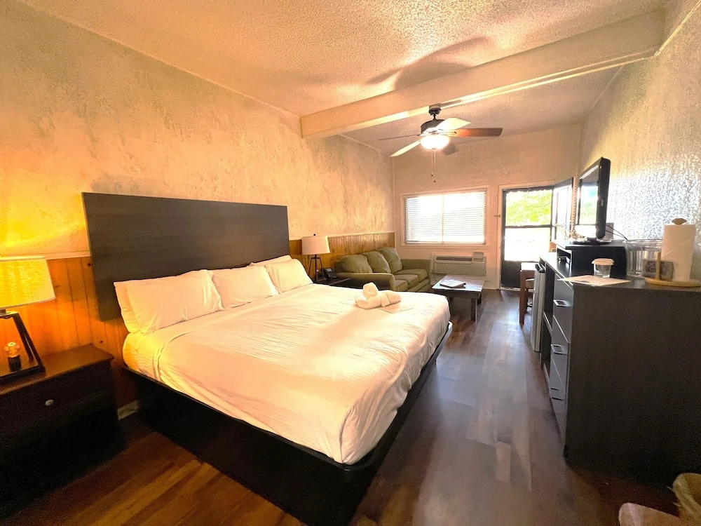 Mountain Harbor King Guest Room on Lake Ouachita