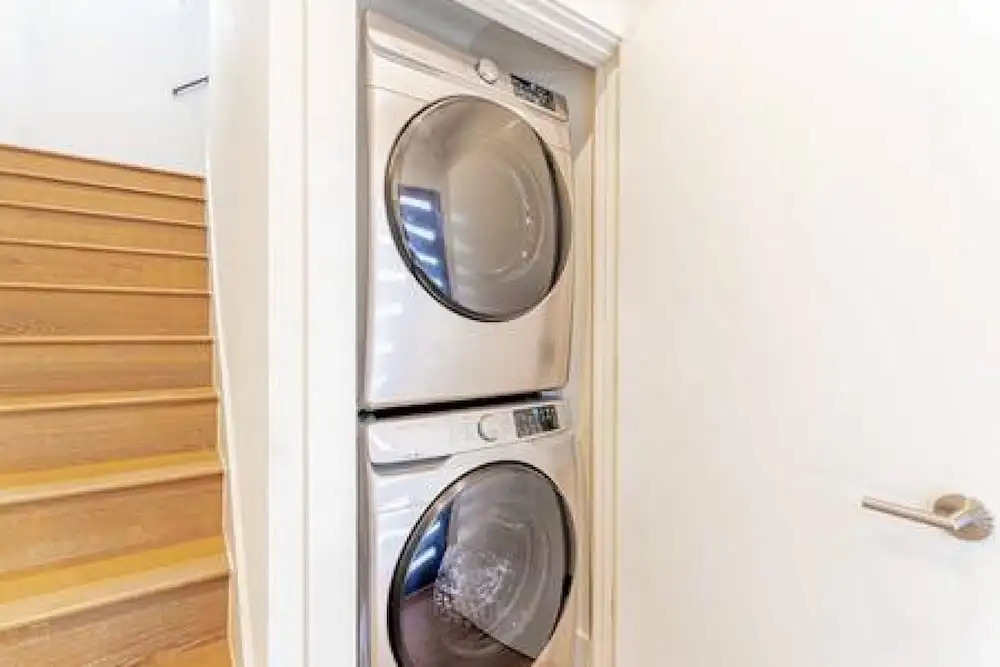 East Downtown 3BR Condo Free Parking Sleeps 7