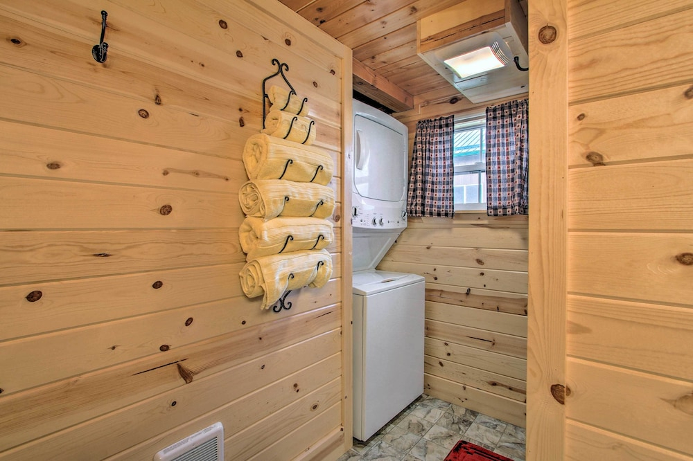 Cozy Augusta Cabin w/ Grill - Walk to Main St