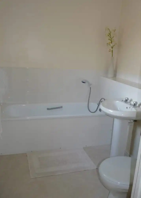 Friars Walk houses with 2 bedrooms, 2 bathrooms, fast Wi-Fi and private parking