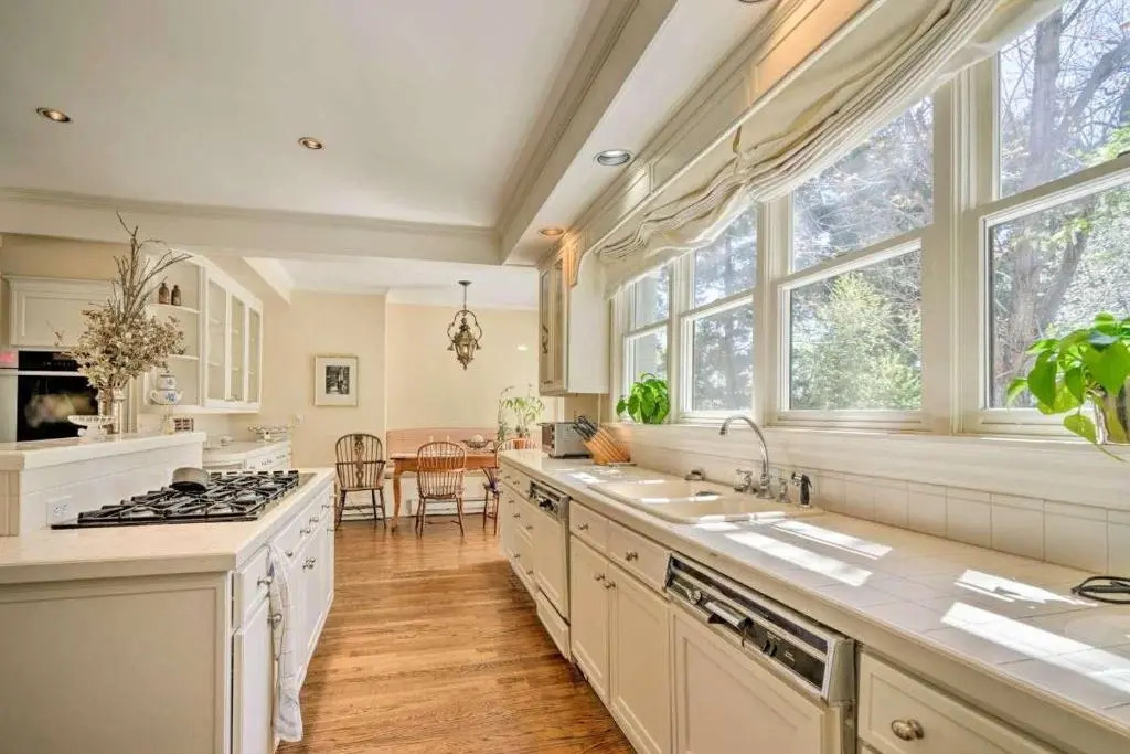 9 Broadmoor Ave